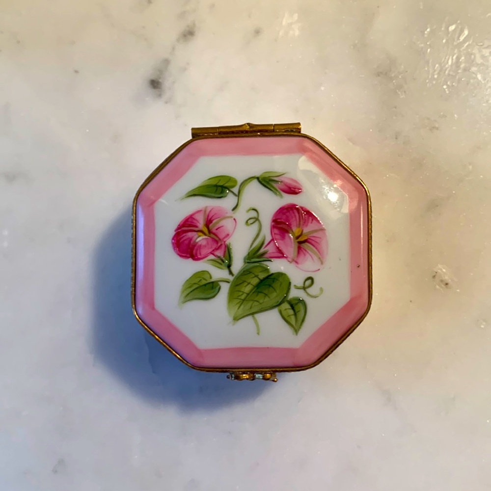 Authentic hand painted Limoges box w gold detail